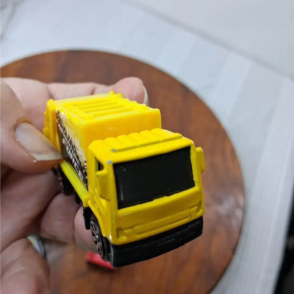Maisto Diecast 8 Piece Car & Truck‎ Lot Garbage Pickup Trucks